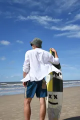 Short de baño color bordó con cintura elastizada y cordón ajustable.