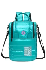 Mochila de poliéster color turquesa con diseño acolchado, tiras de tela mesh, correa desmontable, bolsillo para termo y mate, y bolsillo interno.