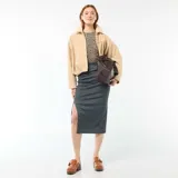 Falda midi de punto texturizado color gris, de tiro alto con detalle de fruncido lateral en la cintura y tajo pronunciado en el frente.