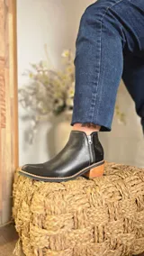 Botineta de cuero color negro, de estilo urbano con cierre metálico lateral y taco cuadrado de madera.