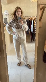 Buzo de tejido de punto con diseño de guarda geométrica en la parte superior, cuello redondo y mangas largas con puños acanalados.