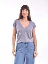 Remera de manga corta, cuello en V y calce holgado, color gris lila.