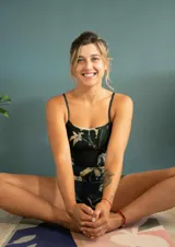 Mono corto negro con estampado de palmeras, espalda baja y tirantes finos.