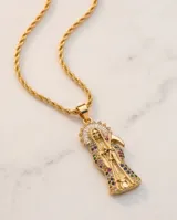 Cadena de eslabones tipo cuerda con dije de la Santa Muerte, elaborado en metal dorado con incrustaciones de circonias multicolores.