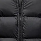 Campera puffer Jordan de color negro con diseño acolchado, cierre frontal completo, capucha integrada y logo Jumpman bordado en el pecho.