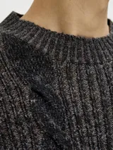 Sweater de punto con manga larga, cuello redondo y fit relajado. Presenta un diseño de tejido con textura acanalada y trenzada, puños y ruedo acanalados.