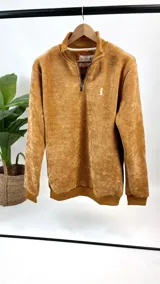 Buzo de hombre color terracota, de chenille por fuera y peluche por dentro, con cuello alto y medio cierre.