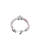 Pulsera de diseño artesanal con hilo de seda rosa, cuentas metálicas plateadas, cristales facetados rosas y dije central en forma de estrella de mar. Incluye cierre de mosquetón con cadena de ajuste y placa con logo de la marca.