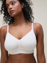 Bralette de microfibra seamless con diseño de escote en V y detalle fruncido en el centro. Cuenta con breteles dobles ajustables y banda elástica inferior con logo grabado.