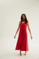 Vestido largo de punto de algodón y acrílico, sin mangas, con escote redondo, corte en la cintura y diseño tricolor en tonos marrón, amarillo y detalles oscuros.