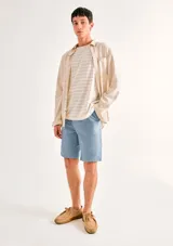 Bermuda de sarga para hombre, modelo chino en color celeste, con bolsillos laterales y traseros, de corte recto.