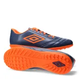 Championes de fútbol 5 Umbro Classico II TF, color blanco con detalles en negro.