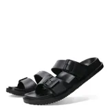 Sandalias de hombre tipo Birkenstock, color negro, con dos tiras anchas ajustables mediante hebillas del mismo tono y suela de goma antideslizante.