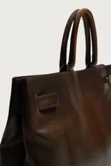 Bolso de mano de piel marrón oscuro de alta calidad con detalle de cinturón decorativo con hebilla metálica dorada y dos asas cortas.