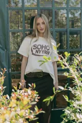 Remerón de algodón color crudo con estampado marrón que dice 'SOHO NY 1985'.