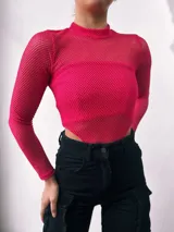 Body de red con cuello alto y mangas largas.