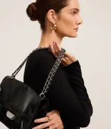 Suéter de punto color marrón, con cuello redondo, manga larga y textura geométrica de losângos.