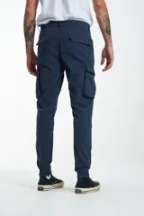 Pantalón cargo gris oscuro de gabardina con puños elásticos en los tobillos, bolsillos laterales con solapa y bolsillos traseros con solapa.