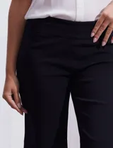 Bermuda de gabardina elastizada color negro, marca Zac & Rachel.