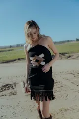 Minifalda agamuzada color borgoña con flecos y bordado a mano.