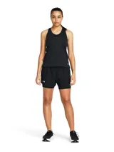 Shorts deportivos de doble capa Under Armour, color negro. El diseño incluye un pantalón corto exterior ligero y un short de compresión integrado para mayor sujeción. Cuenta con cintura elástica con cordón, paneles de malla para ventilación y un bolsillo lateral invisible con cremallera.