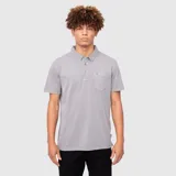 Remera tipo polo de manga corta, color gris, confeccionada en algodón orgánico. Presenta cuello clásico, cierre frontal con tres botones y un bolsillo pequeño en el pecho con detalle bordado.
