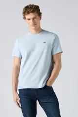 Remera celeste de manga corta Levi's, con cuello redondo y pequeño logo rojo bordado en el pecho.