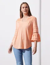 Blusa color durazno con escote en V, mangas 3/4 acampanadas con detalle de crochet y frunces en los hombros.