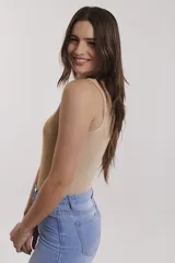 Body negro de lycra con pequeños orificios.