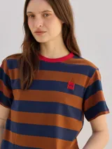 Remera de manga corta con diseño de rayas horizontales en tonos azul marino y marrón, cuello redondo rojo y logo bordado en el pecho.