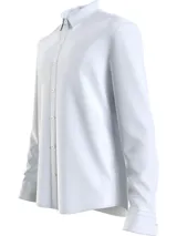 Camisa blanca de algodón orgánico, corte slim, manga larga, cuello clásico, cierre frontal con botones, bolsillo de parche en el pecho y logo de Calvin Klein.