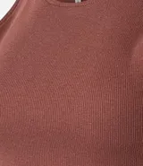 Top cropped sin mangas, color marrón oscuro, de corte ajustado al cuerpo y cuello redondo. Presenta textura acanalada.