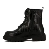 Bota tipo borceguí color negro con textura efecto cocodrilo, pasadores metálicos y suela track gruesa.