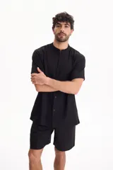 Bermuda de lino negro con cintura elastizada y cordón ajustable.