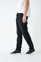 Pantalón de jean negro de corte recto, tiro medio y efecto lavado.