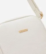 Bolso pequeño femenino de PU color blanco, con correa para cruzar, cierre de cremallera, divisorias internas y pompón decorativo.