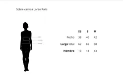 Sobre camisa azul marino de algodón con cierre de botones, dos bolsillos frontales con solapa y detalle de galones en color beige en las mangas.