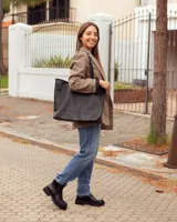 Botinetas de cuero negro con suela track dentada. Presentan una combinación de texturas en el lateral, con una sección de cuero liso y otra con textura grabada, además de un panel elástico en la parte superior del tobillo.