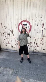 Bermuda negra de corte recto, con cintura elástica con cordón de ajuste y estampado de camuflaje.