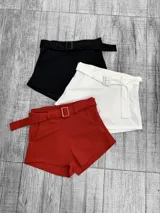 Short de crepe tiro alto con cinturón con hebilla.