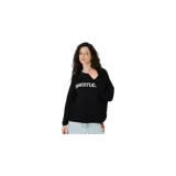 Sweater de punto negro de manga larga, con cuello redondo y el logotipo de la marca "EMESTUDIOS" estampado en el pecho en tono gris reflectante.