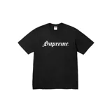 Remera de manga corta Supreme en color negro, con estampado frontal del logo de la marca en tipografía gótica blanca.