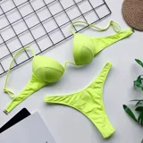 Conjunto de bikini color lila, compuesto por un soutien con aro y tirantes finos regulables, y una bombacha colaless de tiro medio.