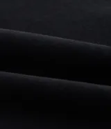 Pantalón tipo jogger de color negro, confeccionado en una mezcla de algodón y poliéster. Presenta cintura elástica con cordón ajustable, bolsillos laterales y puños elásticos en el ruedo.