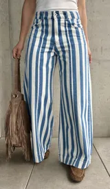 Jean estilo wide leg con diseño rayado en color celeste y blanco, de tiro alto y corte ancho en las piernas.