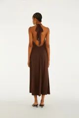 Vestido midi marrón con escote pronunciado en V y tirantes halter, de silueta fluida.
