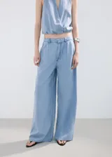 Pantalón wide leg de tiro medio confeccionado en denim suave de color celeste, con diseño de pernera ancha y fluida.