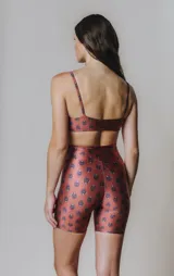 Calza corta tiro alto de cintura ancha con elástico fino en la parte superior. Tejido suave de alta elasticidad con un leve brillo satinado y estampado.