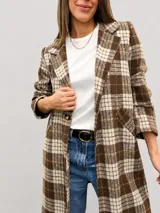 Chaqueta larga de corte recto con estampado de cuadros en tonos marrones y beige. Presenta solapas clásicas, cierre frontal con un botón, bolsillos laterales y forro interior.