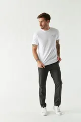 Pantalón chino de corte slim color gris oscuro, con bolsillos laterales y traseros, y presillas para cinturón. Confeccionado en algodón y spandex.